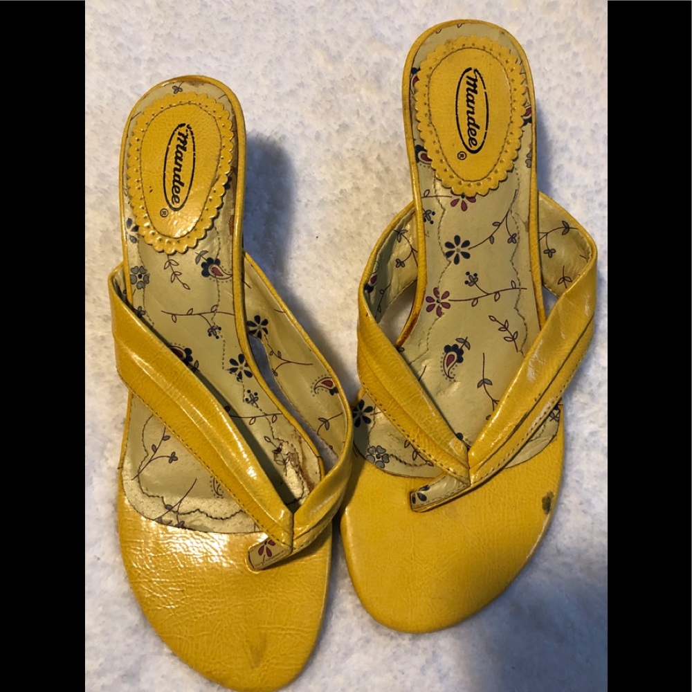#759 🌼Yellow slip on heels🌼